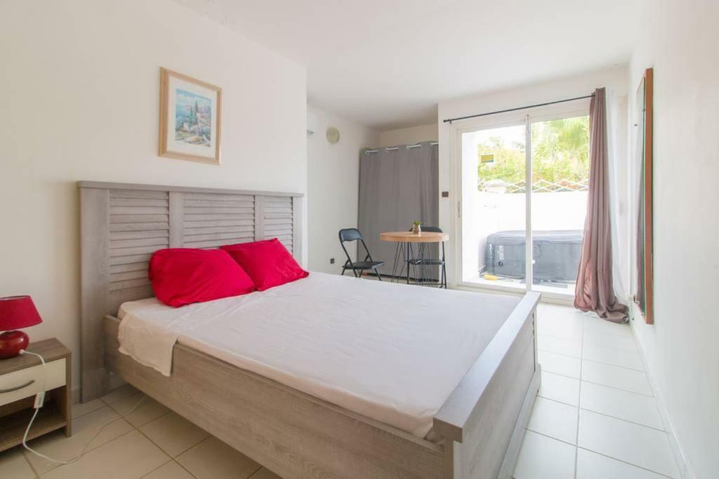 Superbe Studio Avec Jacuzzi Prive Lägenhet Sainte-Anne Exteriör bild